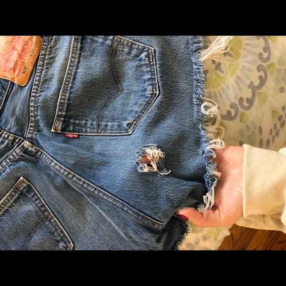 SOLD-LEVIS SHORTS - Picture 3 of 5